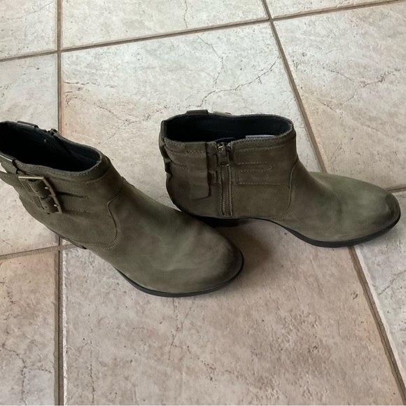 Sorel ankle boots, size 8, deep olive green - Picture 2 of 10